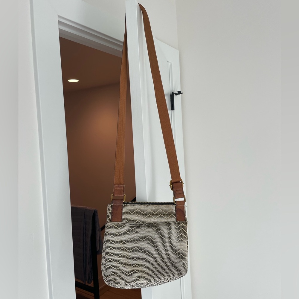 FOSSIL Purse - Picture 2 of 5